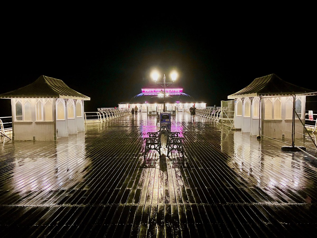 TractorWalking's tweet image. Rain this evening on Cromer Pier… @WeatherAisling @StormHour @ChrisPage90 @metoffice #loveukweather #Cromer #Norfolk