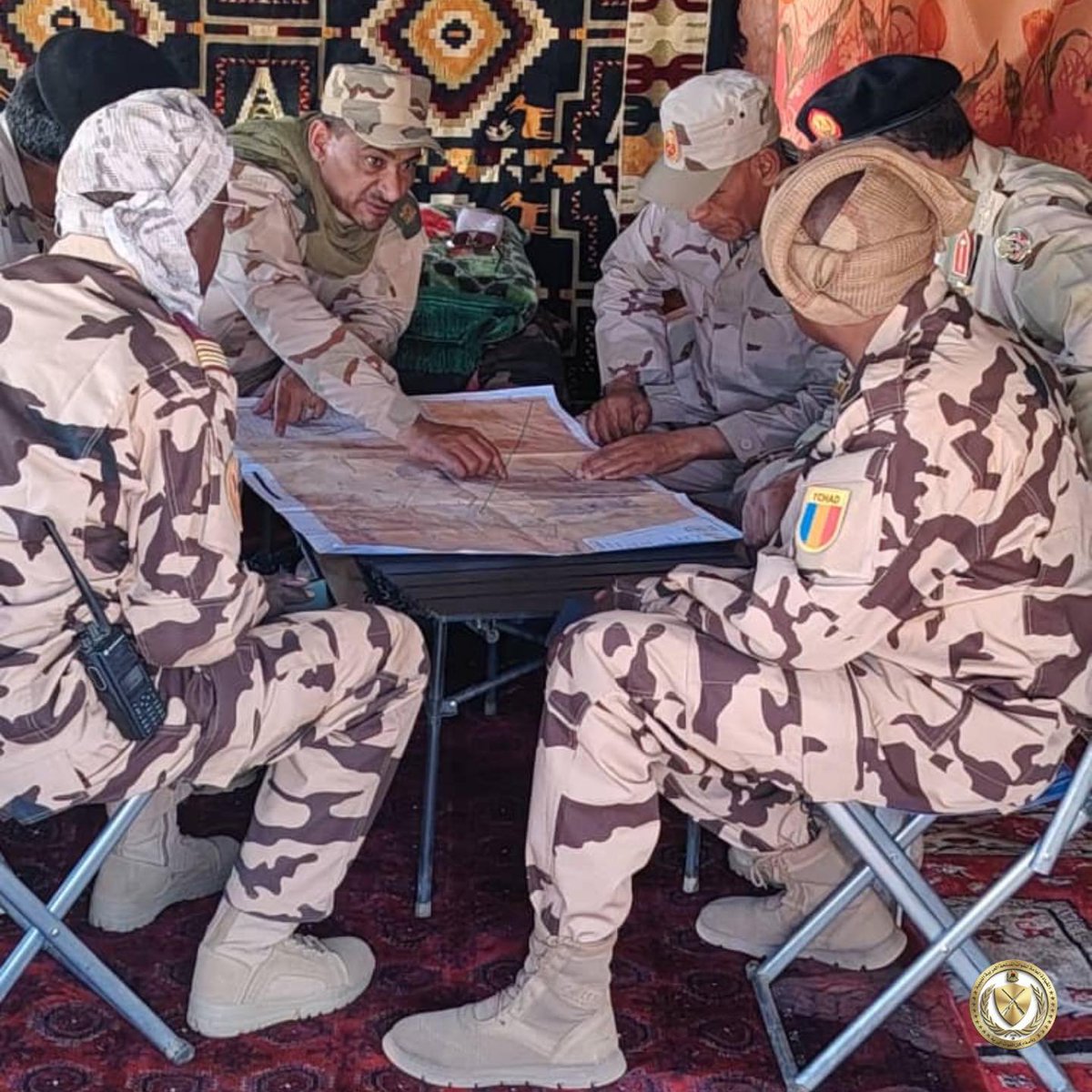 khaledmahmoued1's tweet photo. بدأ الجيشان الوطني الليبي والتشادي في تسيير دوريات منسقة لإغلاق الإمداد اللوجستي في النقطة 35 من مثلث الحدود المشتركة بين ليبيا وتشاد والسودان، والتي تُعدّ شريان حياة لميليشيات الدعم السريع بقيادة حميدتي.

جاءت هذه الخطوة المهمة عقب اجتماع وفد المخابرات المصرية برئاسة اللواء حسن رشاد مع المشير حفتر وقادة قواته في بنغازي بشرق ليبيا مؤخرًا.

رئاسة أركان الجيش الوطني الليبي ،بقيادة الفريق خالد نجل المشير خليفة حفتر، أعلنت عن اتفاق عقب اجتماع رسمي بحضور رئيس أركان الجيش التشادي لتنظيم آلية العمل بين الطرفين، وأُقيمت مراسم رسمية إيذانًا ببدء تنفيذ المهام المشتركة.

السيطرة على هذه النقطة وتفعيل التنسيق الليبي-التشادي يعني قطع أو مراقبة مشددة لخطوط تهريب الوقود والسلاح والسيارات التي تتدفق من جنوب ليبيا نحو دارفور عبر الأراضي التشادية.

تم الاتفاق على تحريك قوات من الجانبين الليبي والتشادي بشكل متزامن على طول الخط الحدودي لضمان عدم وجود ثغرات.