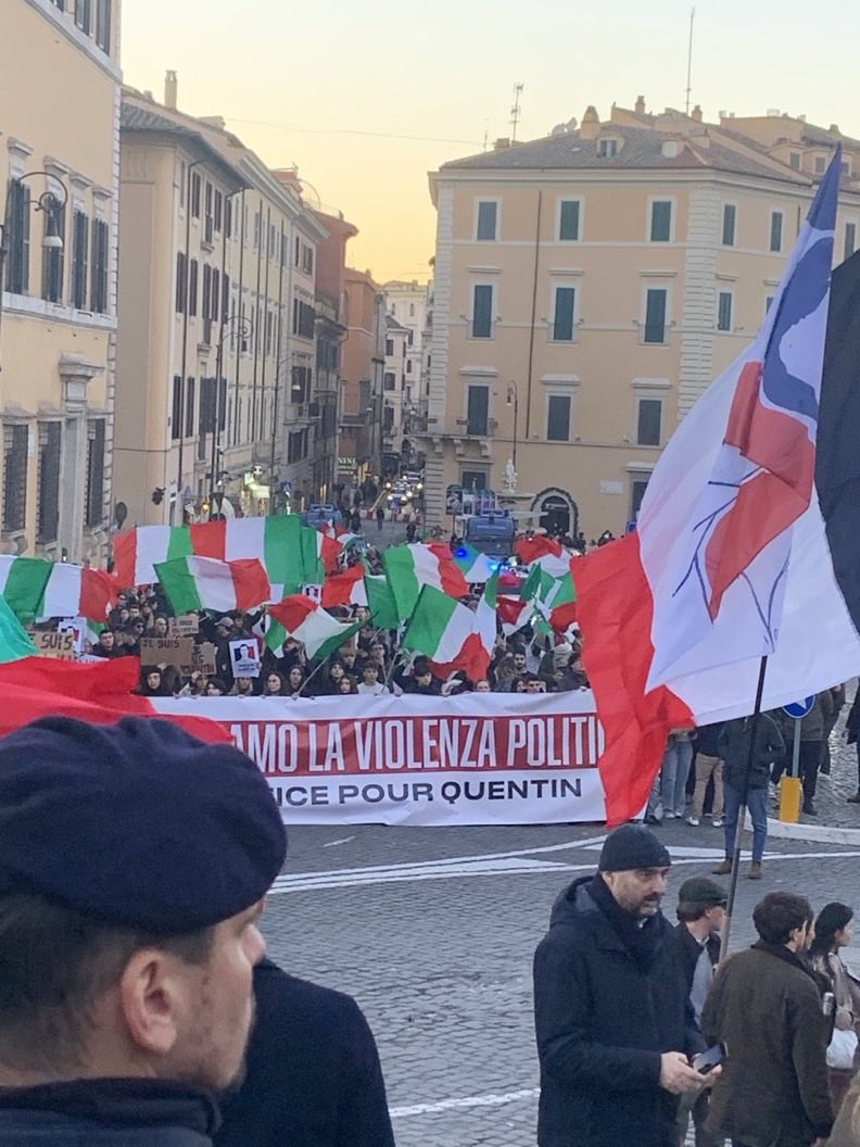 🚨 🇮🇹 ALERTE INFO : À Piazza di Venezia, jusqu’au Mont Palatin et à la mairie de Rome, 3 000 à 4 000 jeunes du mouvement jeunesse de Fratelli d’Italia ont rendu hommage à Quentin.

Un ❤️ pour les patriotes italiens‼️