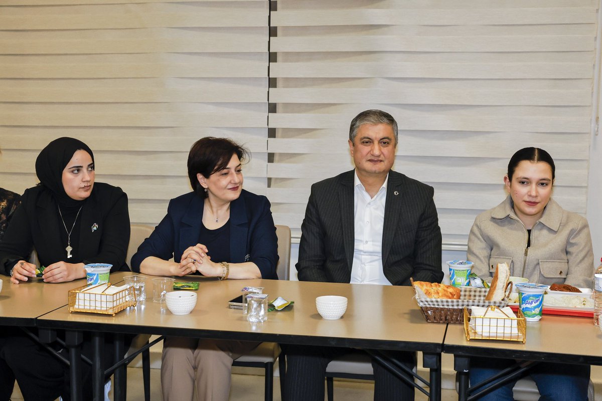 TCAdanaValiligi's tweet photo. Valimiz Sayın Mustafa Yavuz (@valiyavuz), eşi Süreyya Yavuz Hanımefendi ile birlikte, KYK Toroslar Kız Öğrenci Yurdunda kalan genç kardeşlerimizle iftar sofrasında bir araya geldi.

Ramazan’ın bereketini, kardeşlik ve paylaşma iklimini gençlerimizin samimi muhabbetleriyle birlikte yaşamak bizler için büyük bir mutluluk oldu diyen Sayın Valimiz, "Ülkemizin ve şehrimizin yarınlarını emanet edeceğimiz gençlerimizin her alanda donanımlı, özgüvenli ve güçlü bireyler olarak yetişmeleri için yanlarında olmaya devam edeceğiz. Bu güzel akşamda gönül birliğiyle aynı sofrada buluştuğumuz tüm öğrencilerimize eğitim hayatlarında başarılar diliyor, mübarek Ramazan ayının bereket, huzur ve rahmet getirmesini diliyoruz." ifadelerini kullandı.

#tcadanavaliligi
#valimustafayavuz
#adana