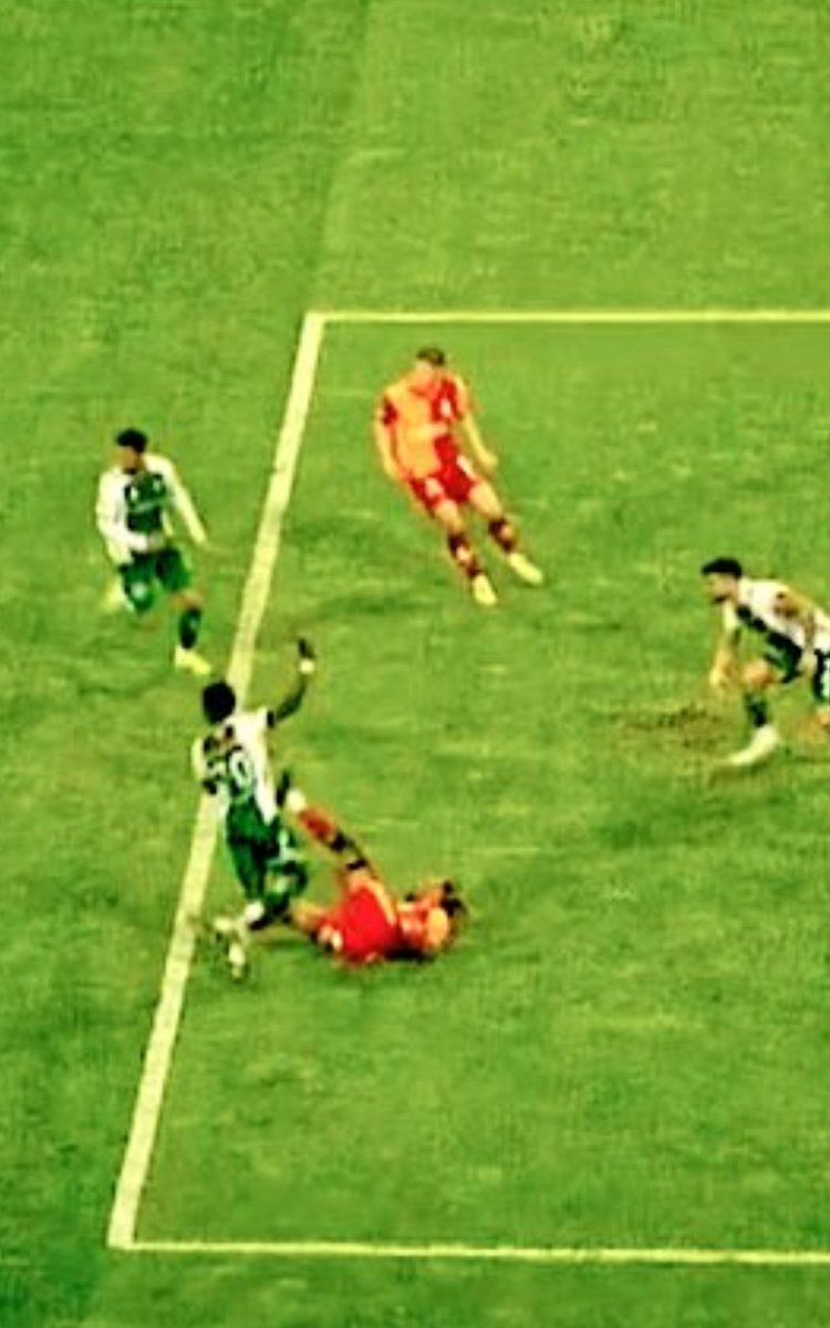 Nerede bu pozisyonda boeye verilmeyen net kirmizi kart.şu tekmeye bak arkadaş yaziklar olsun. ofsayt yok.