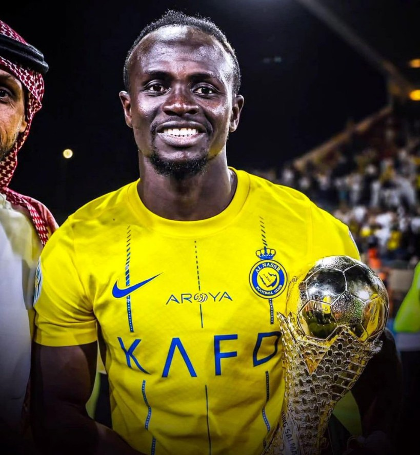 SADIO MANÉ: "A friend called me crazy for gifting more than 5 million dollars to my people.

But I answered crazy is buying more than 50 luxury cars and not being able to give them use to all, crazy to help my people where years, decades even centuries with extreme poverty, money