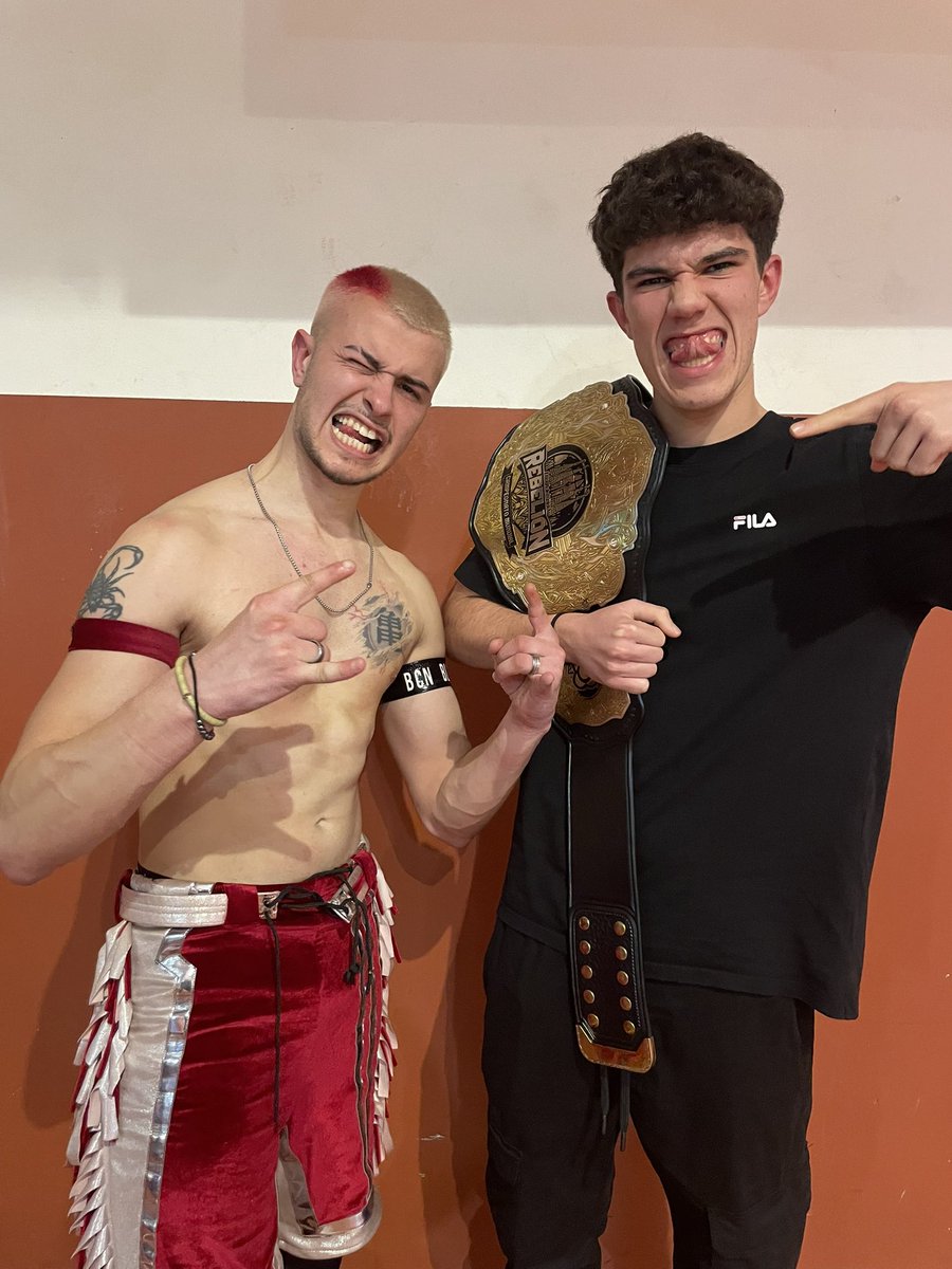 Hoy he tenido la inmensa suerte de poder hablar con una estrella: Joey Torres.

Este chico es de lo mejor que tenemos en España en cuanto a lucha libre se refiere, con talento y carisma. Una persona muy maja y educada, ¡espero repetir!

<a href="/JoeyTorresPW/">JOEY T O R R E S 🪞</a> <a href="/LuchaRebelion/">Lucha Libre Rebelión</a>