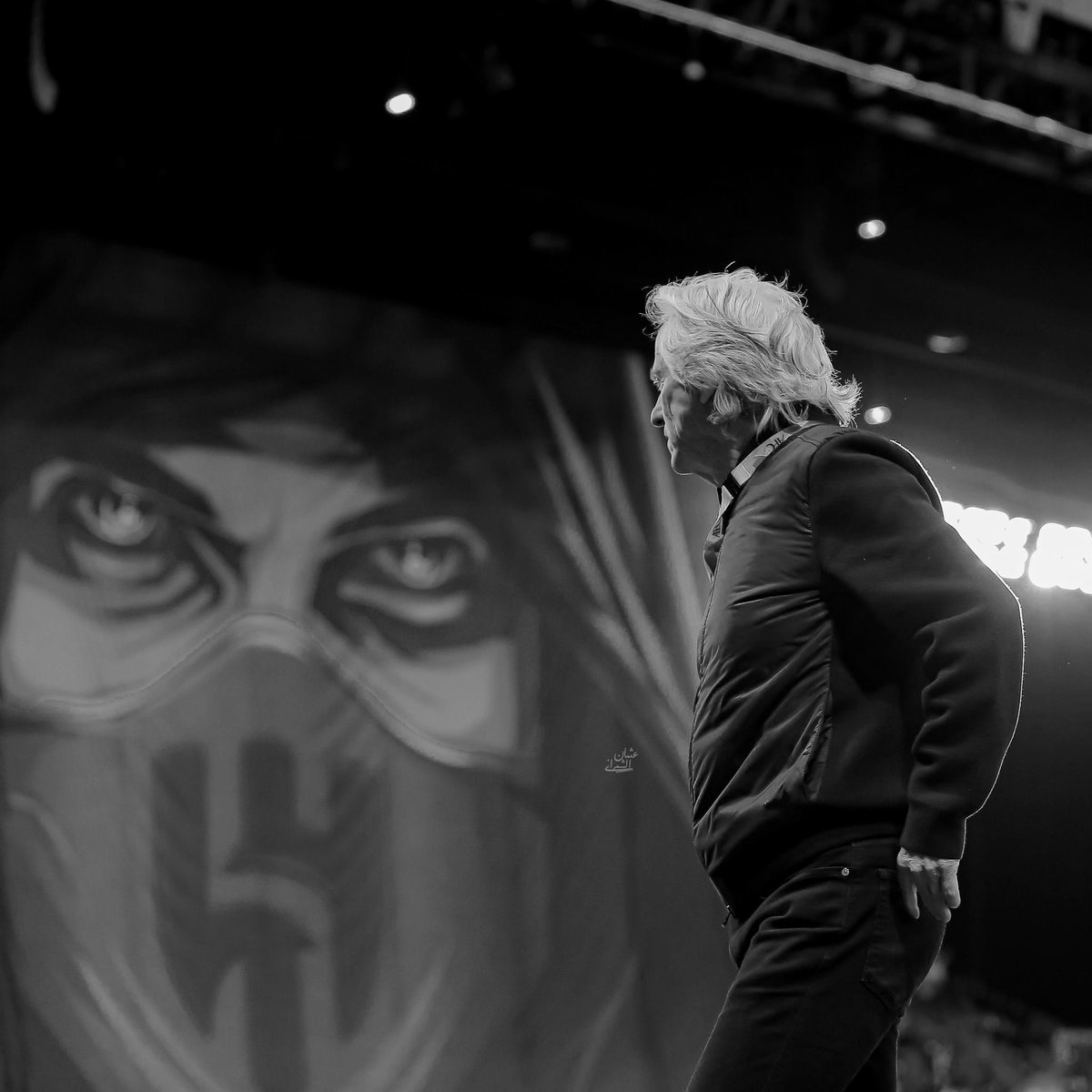 مباراة تقام في ملعبك 

الاتحاد يفتقد لاعبين اساسيين 

الاتحاد يعاني من نقص عددي، طرد منذ بداية المباراة

شايبنا فقيدة 

#الهلال_الاتحاد