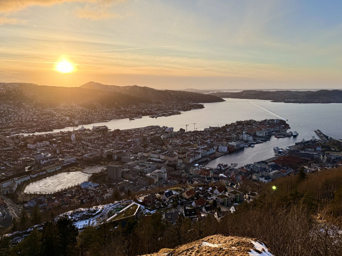 travelguydave's tweet photo. Bergen you little beauty. #fløyen #bergen #Fløibanen #funicular https://t.co/yyt8gpmRCy