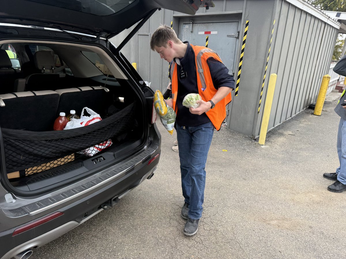 circleofhopecc's tweet image. In December 2025, Circle of Hope Community Center provided food to 1855 households (7,469 individuals). Thank you to volunteers who served from @Walmart 
@FirstTexasBank, @Churchofjesuschrist #RotaryClubofPflugerville!