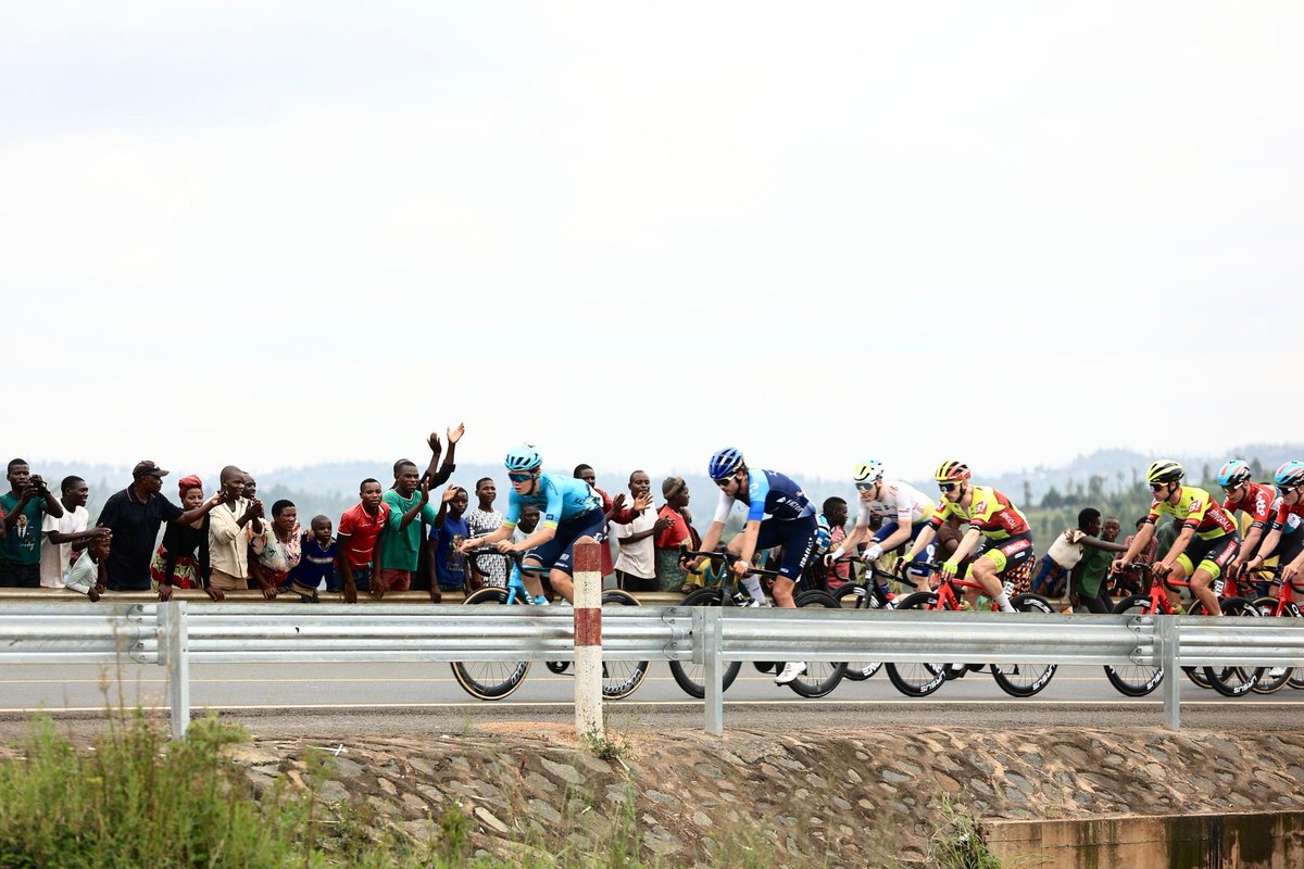 KayonzaDistrict's tweet photo. Harabura amasaha make #TdRwanda2026 ikaza iwacu kandi amagare azanyura mu mihanda yacu i Kayonza. 

#Nkomezamihigo turasabwa;
Kwakira neza abashyitsi kandi dukeye, turangwa na Morale iri hejuru. Kubahiriza amabwiriza duhabwa n'inzego z'ibanze n'iz'umutekano.

#VisitRwanda https://t.co/GKkmDYIieh