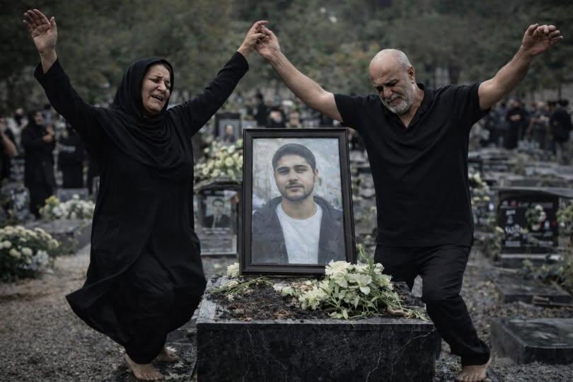 Ali135325's tweet image. انگار آخرالزمونه !
          مادرای بی جوون   می رقصن
چه عروسیِ بزرگیه !  ببین !
    سرِ خاکِ بچّه شون  می رقصن ...
🖤

#IranMassacre