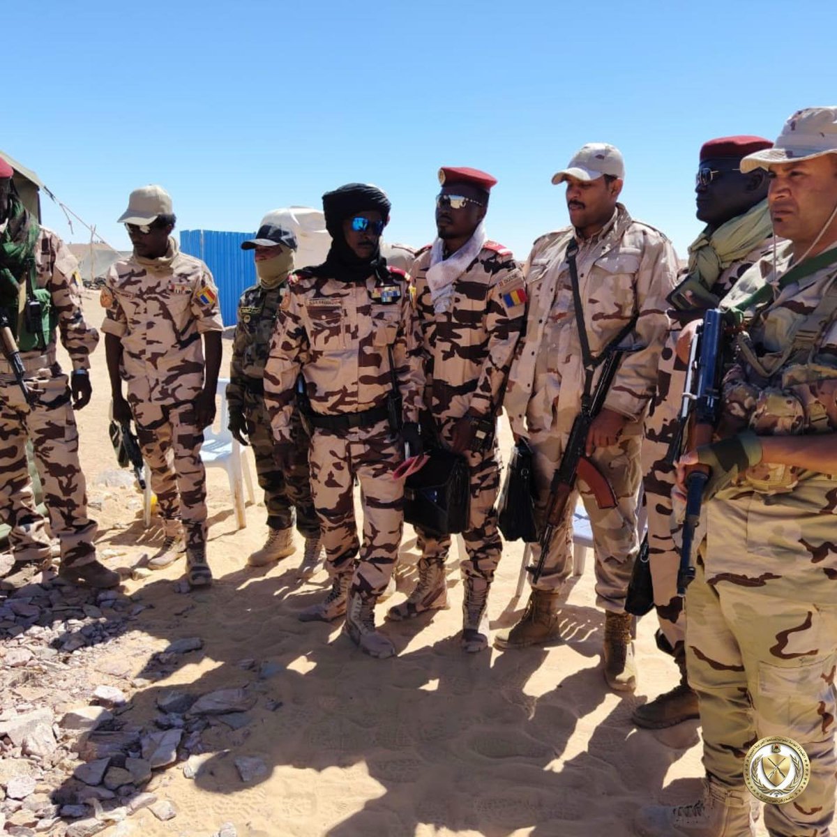 khaledmahmoued1's tweet photo. بدأ الجيشان الوطني الليبي والتشادي في تسيير دوريات منسقة لإغلاق الإمداد اللوجستي في النقطة 35 من مثلث الحدود المشتركة بين ليبيا وتشاد والسودان، والتي تُعدّ شريان حياة لميليشيات الدعم السريع بقيادة حميدتي.

جاءت هذه الخطوة المهمة عقب اجتماع وفد المخابرات المصرية برئاسة اللواء حسن رشاد مع المشير حفتر وقادة قواته في بنغازي بشرق ليبيا مؤخرًا.

رئاسة أركان الجيش الوطني الليبي ،بقيادة الفريق خالد نجل المشير خليفة حفتر، أعلنت عن اتفاق عقب اجتماع رسمي بحضور رئيس أركان الجيش التشادي لتنظيم آلية العمل بين الطرفين، وأُقيمت مراسم رسمية إيذانًا ببدء تنفيذ المهام المشتركة.

السيطرة على هذه النقطة وتفعيل التنسيق الليبي-التشادي يعني قطع أو مراقبة مشددة لخطوط تهريب الوقود والسلاح والسيارات التي تتدفق من جنوب ليبيا نحو دارفور عبر الأراضي التشادية.

تم الاتفاق على تحريك قوات من الجانبين الليبي والتشادي بشكل متزامن على طول الخط الحدودي لضمان عدم وجود ثغرات.
