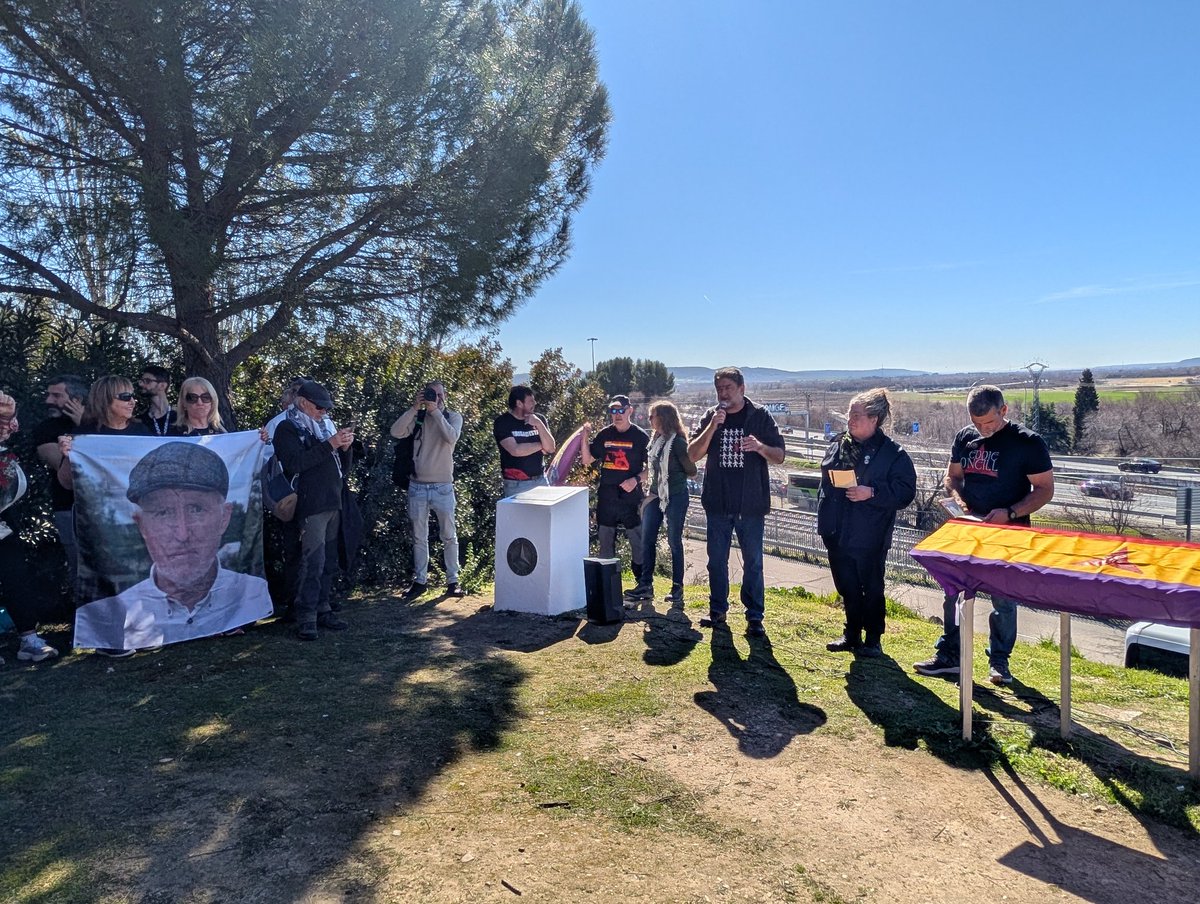 ✊🏼Memoria antifascista en el homenaje al poeta y brigadista irlandés Charlie Donnelly y al activista republicano Eddie O’Neill.

Gracias a la Asociación Jarama 80 por sostener la memoria en #Rivas y recordar que la solidaridad internacional fue, es, y será trinchera ♥️💛💜