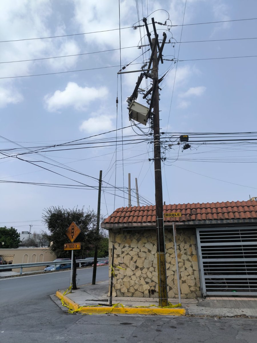 ⚠️¡PELIGRO! ⚡
Vecinos reportan transformador desprendido y a punto de caer, Del Roble 601, Hacienda Los Morales 1er Sector, San Nicolás de los Garza, N.L.  🆘 <a href="/CFE_Contigo/">CFE_Contigo</a> <a href="/yadithvaldez/">Yadith Valdez</a> <a href="/telediariomty/">@telediariomty</a> <a href="/info7mty/">INFO7MTY</a>