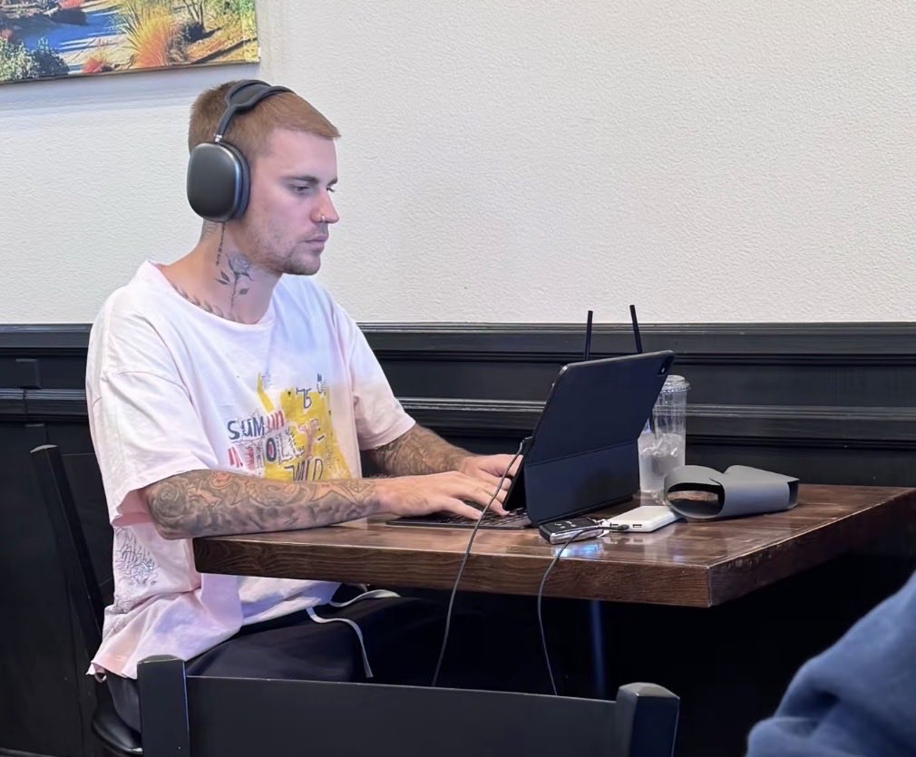 Justin Bieber di recente mentre lavora al pc in un bar a Indio, California. 💻☀️