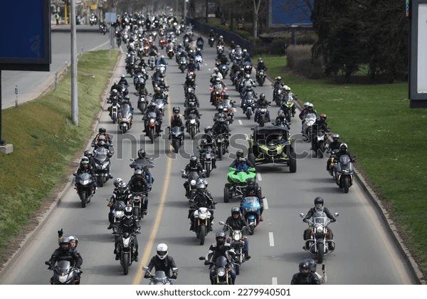 30 Euro

Sivil Tepki'ye destek verenler arasında motosiklet kulüplerinden, derneklerinden olanlar var mı?

Diyorum ki;

Havalar ısınıyor. Motosikletlerimizle bir pazar günü Ticaret Bakanlığı'na siyah çelenk bırakalım.

Şöyle binlerce motosikletli.

Ne dersiniz?