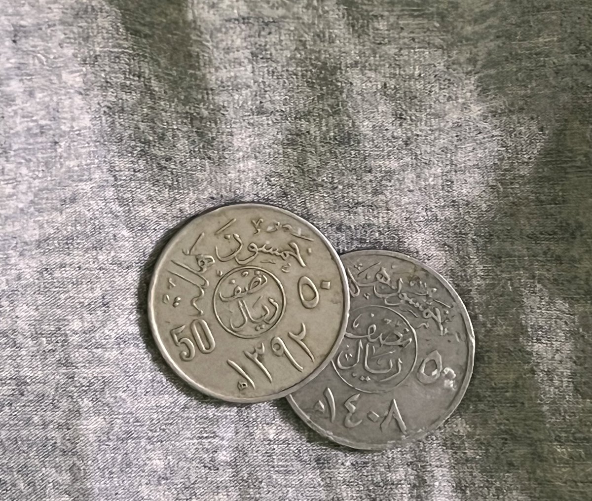 iiciixx's tweet image. جالسة أرتب أغراضي ولقيت العملتين ذي