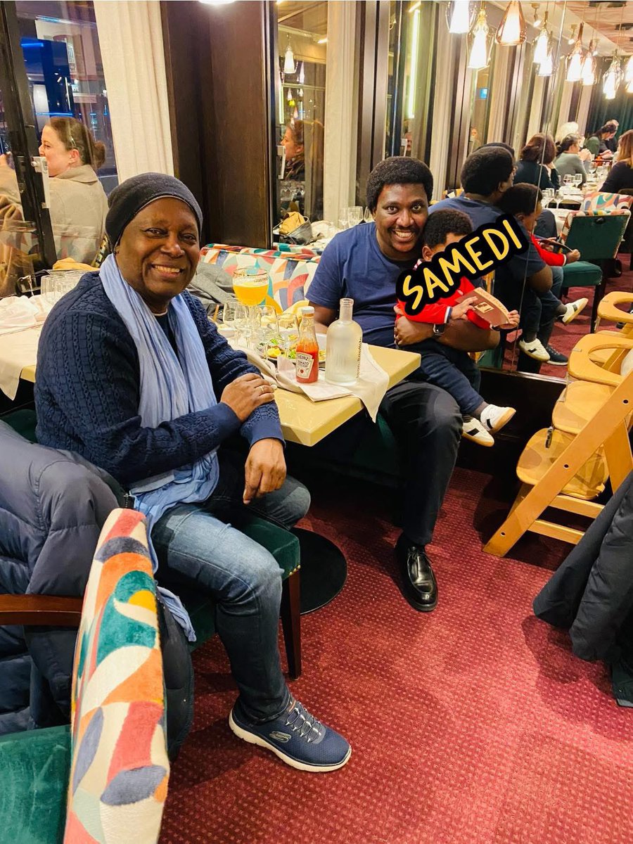 J’en connais pas deux comme lui.
Un modèle. Un talent immense.
Peut-être même unique en RDC.
La légende, c’est lui.

Pas besoin de polémiques pour exister,
ses œuvres parlent pour lui.
On l’appelle Ya Lokua,
parce qu’il rassemble les cœurs et les générations.

Merci pour