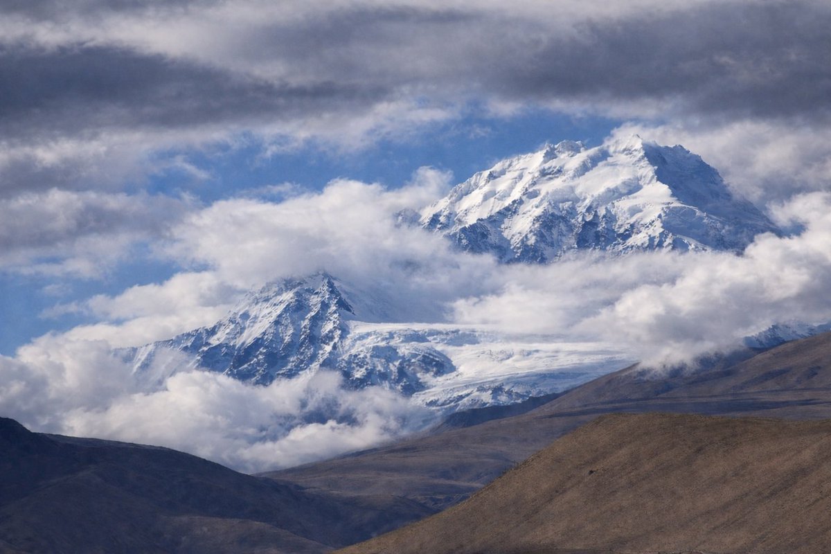 jrambaud's tweet image. #Ochomiles vistos de cerca con “pies en tierra” . Cara norte #Tibet 1) #Everest o Chimolungma ( Madre del Universo )  o #Sagarmatha  ( la frente del cielo) 8.848,86 m 2) #ChoOyu 8.188 m La Diosa Turquesa 3) #Shishapangma 8.027 m #mountains #Himalayas