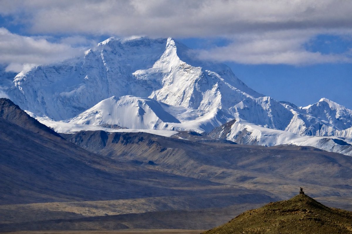jrambaud's tweet image. #Ochomiles vistos de cerca con “pies en tierra” . Cara norte #Tibet 1) #Everest o Chimolungma ( Madre del Universo )  o #Sagarmatha  ( la frente del cielo) 8.848,86 m 2) #ChoOyu 8.188 m La Diosa Turquesa 3) #Shishapangma 8.027 m #mountains #Himalayas