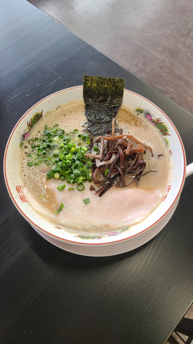 Cold_of_Shonan's tweet photo. 博多ラーメン 洋ちゃん食堂
(埼玉県吉川市)
　ラーメン＋替玉x2

今まで九州含め色々豚骨食べてきたけど、こちらは歴代豚骨１位！
(個人の好み・感想です)

都内の某有名店を超えてます
特にスープの濃度が凄い (・・;

クサウマの濃厚ドロ(←褒め言葉)です https://t.co/Y8IKBnvPDp
