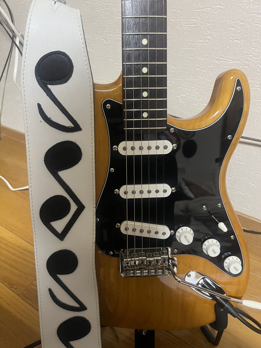 takborngt's tweet photo. 結局ストラトにまた戻ってきた。プリアンプをac booster v2、後段でもブーストついてるから使いやすい。前に繋ぐゲインブースターはts mini。インプットからどのアンプにも挿せる強さ。ローファイ感もある。 https://t.co/oNKE9QfE6m