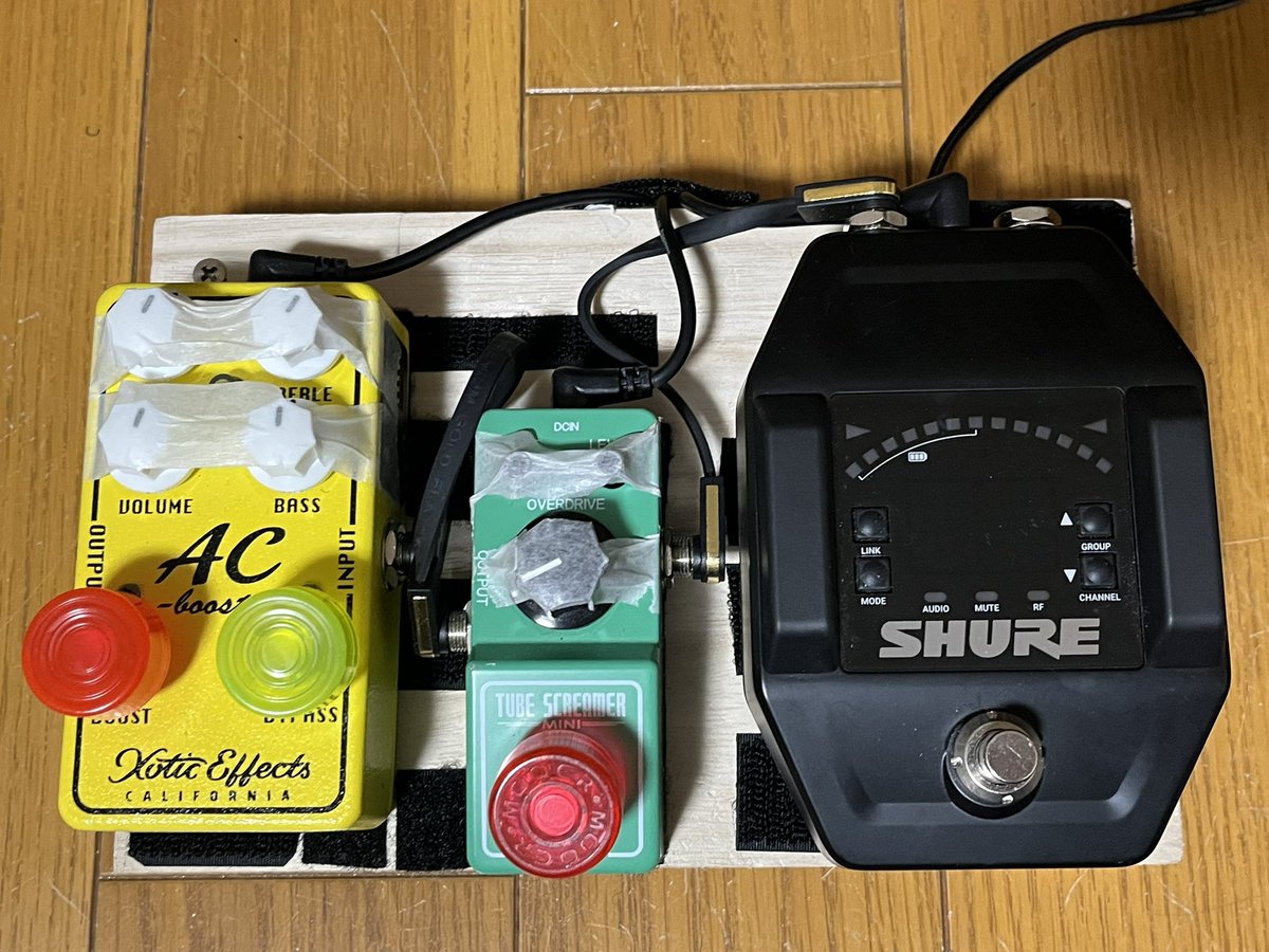 takborngt's tweet photo. 結局ストラトにまた戻ってきた。プリアンプをac booster v2、後段でもブーストついてるから使いやすい。前に繋ぐゲインブースターはts mini。インプットからどのアンプにも挿せる強さ。ローファイ感もある。 https://t.co/oNKE9QfE6m