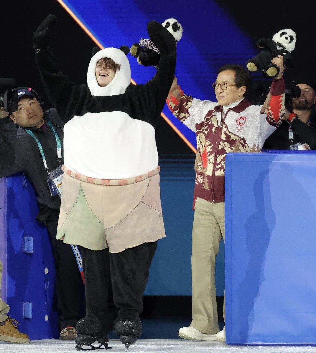 【五輪】男子金メダリストのシャイドロフ、パンダの着ぐるみ姿で『カンフー・パンダ』熱演
news.livedoor.com/article/detail…

フィギュアのエキシビションで、シャイドロフは『カンフー・パンダ』の音楽とともに着ぐるみ姿でジャンプを決めるなど演技を披露。演技後にはジャッキー・チェンが現れ、抱き締めた。