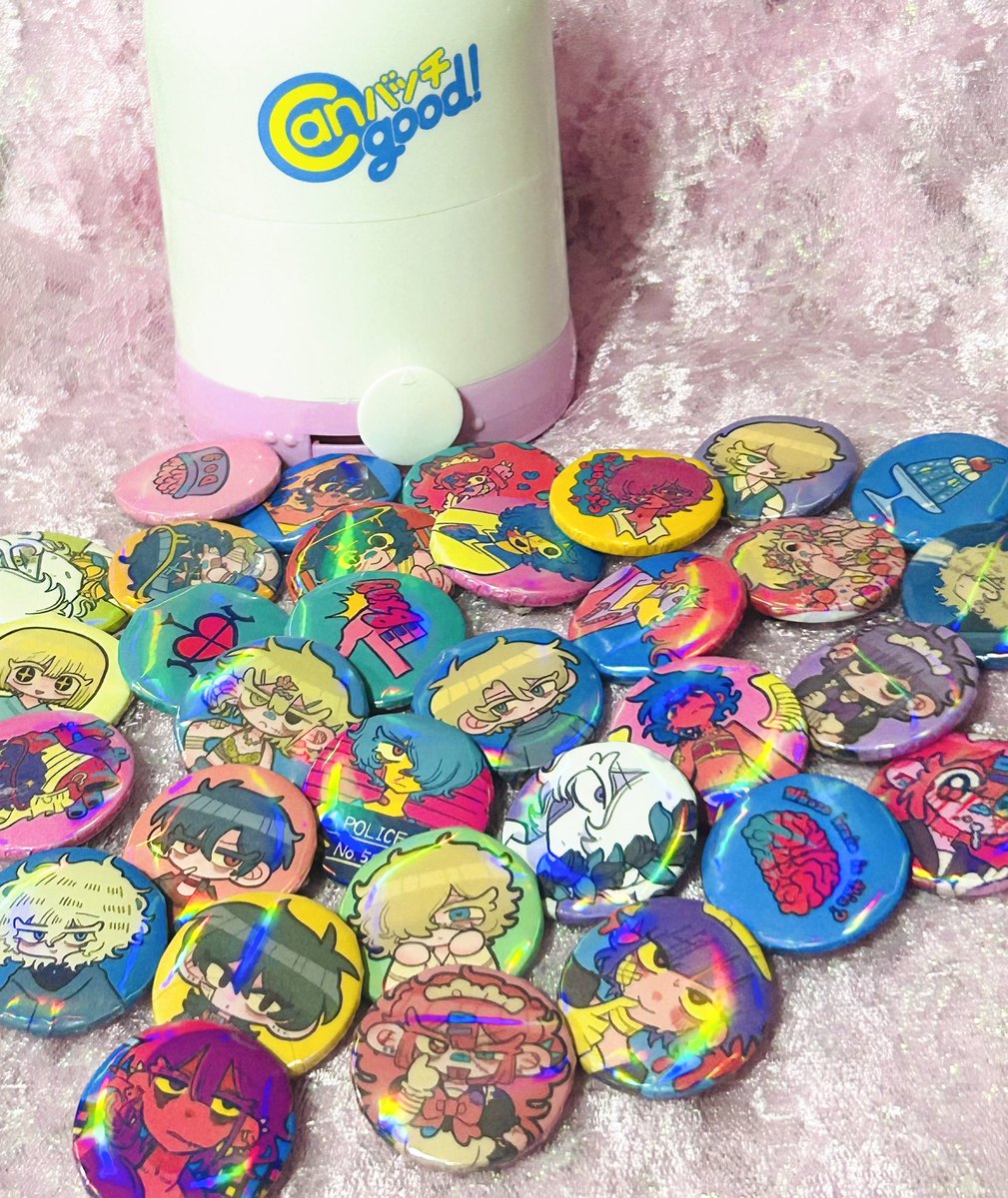 やべ入れ忘れた、前に作ったオーロラ缶バッジも販売します、100円です