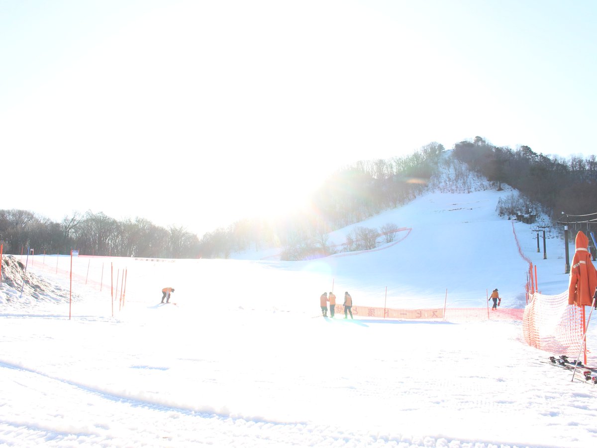 iouzen_ski's tweet photo. 【金沢市営医王山スキー場　ゲレンデ情報】

2026年2月21日（土）8：30   現在

積雪　45㎝ 
雪質　ザラ雪 
天候　晴れ 
気温　12℃  
滑走可能  
・ファミリーゲレンデ      

日差しが強くなっています
サングラス・日焼け止め等での対策をおすすめします
https://t.co/DcA9QUFNMx https://t.co/BvPf4ZWRq7