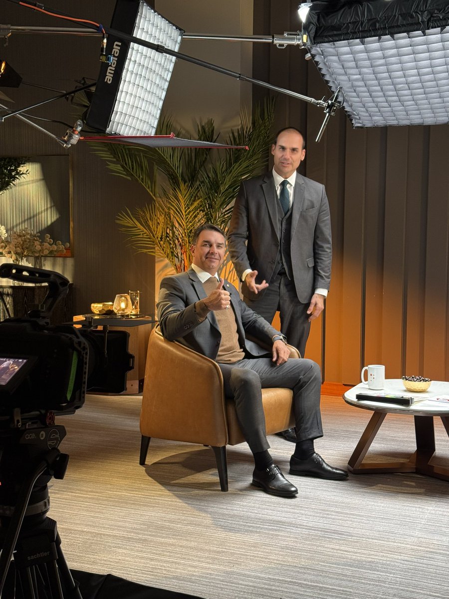 🇺🇸 Seguimos. Gravando com <a href="/FlavioBolsonaro/">Flavio Bolsonaro</a> para <a href="/prageru/">PragerU</a> ,um dos maiores canais de mídia social dos EUA.

📸 Com <a href="/pfigueiredo08/">Paulo Figueiredo (8)</a> <a href="/marissastreit/">Marissa Streit</a>