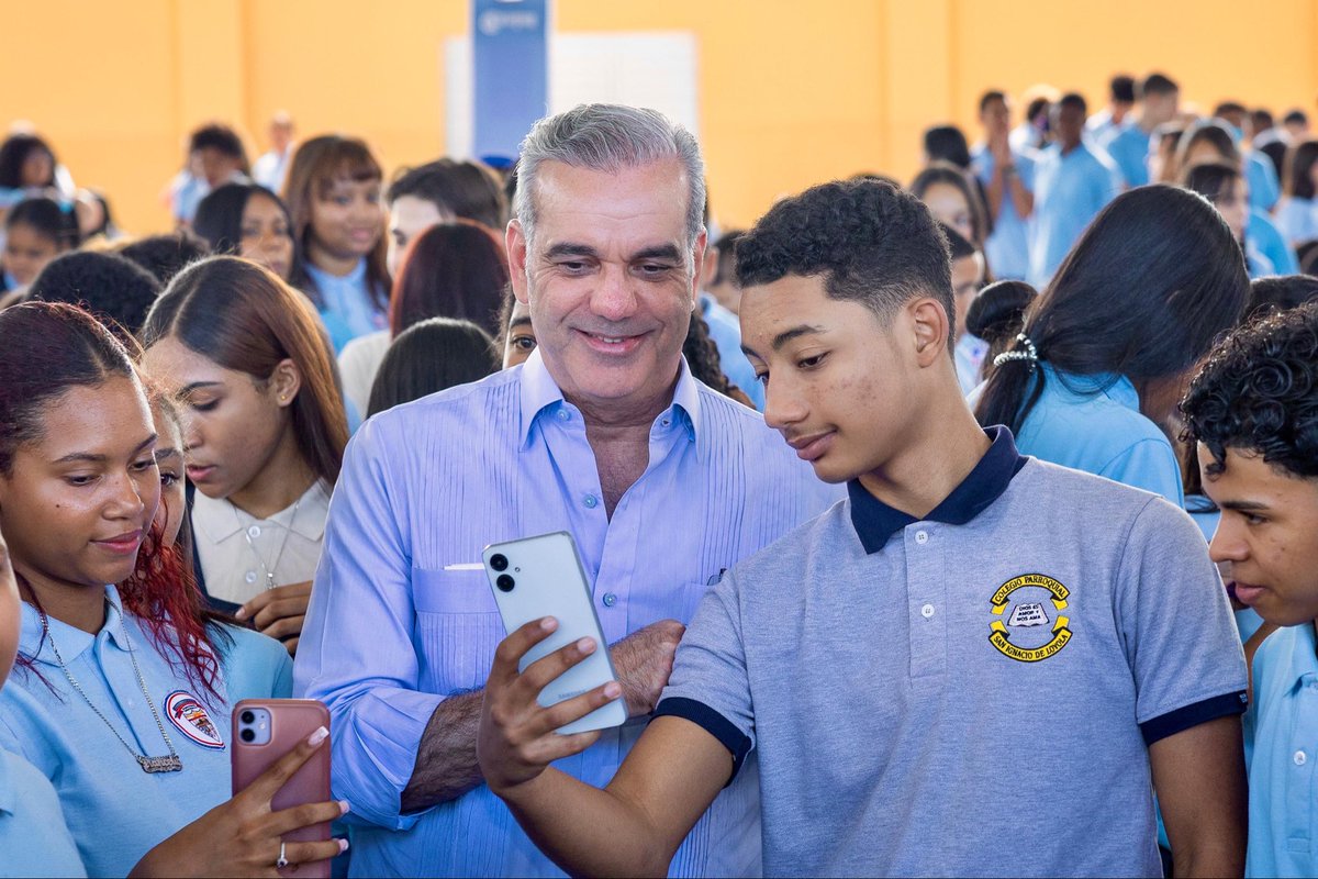 El Pdte. @LuisAbinader sostuvo un encuentro con 300 jóvenes de liceos ...