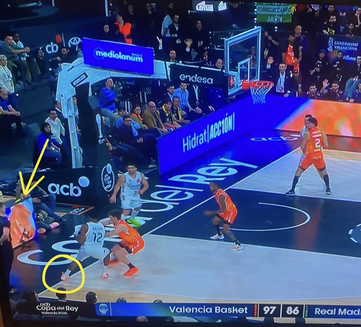 Es imposible que el árbitro a un metro no haya visto el fuera de banda 🤣.

Por contextualizar, con este árbitro el Madrid ha ganado los 14 partidos que les ha arbitrado 😅.