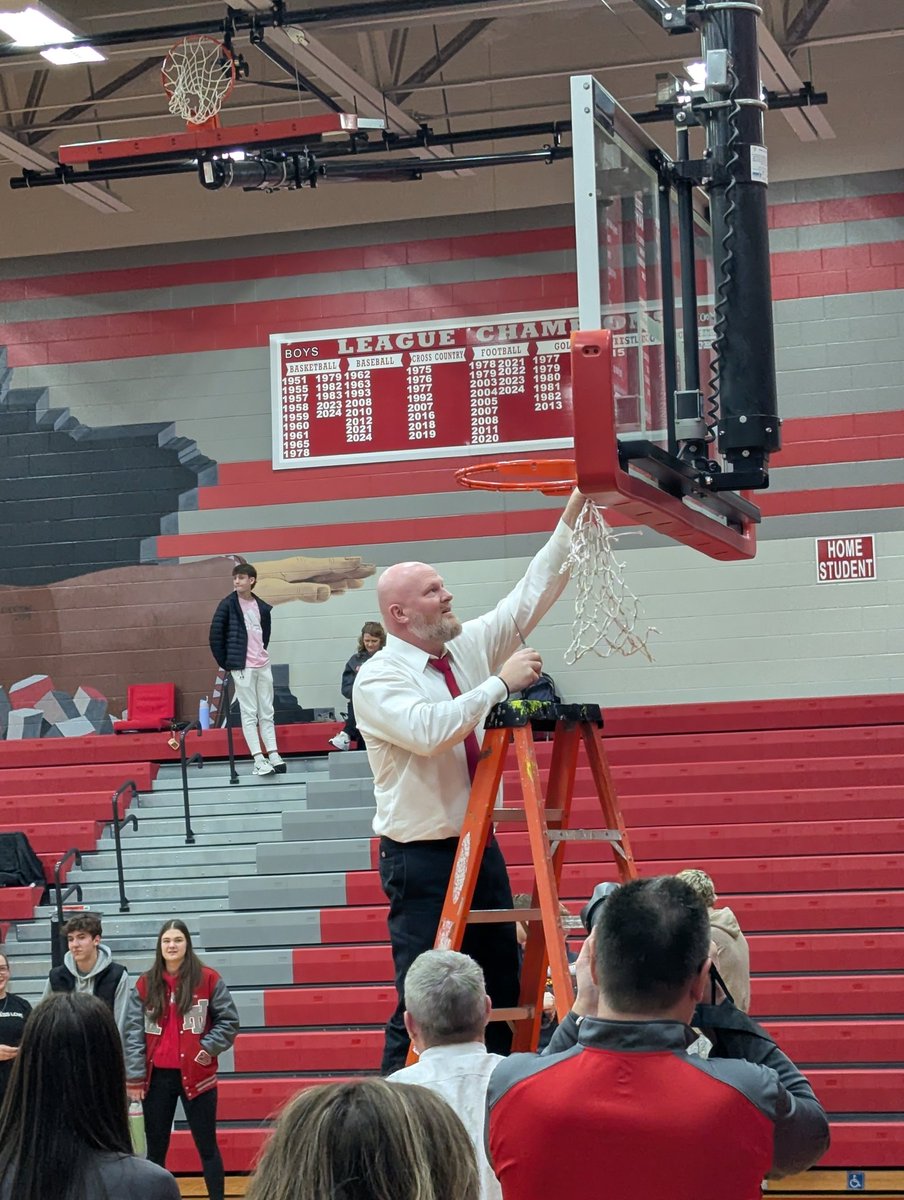 HL_Principal23's tweet photo. Cutting down the net!! 
Congratulations Lady Chieftains!! https://t.co/2RAPk32c7T
