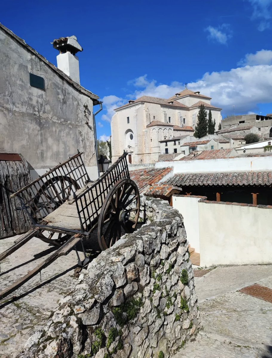 Viajando al sureste de Madrid, encontramos rincones tan pintorescos como este de #Chinchón.
¡Ven a conocerlo! 😊