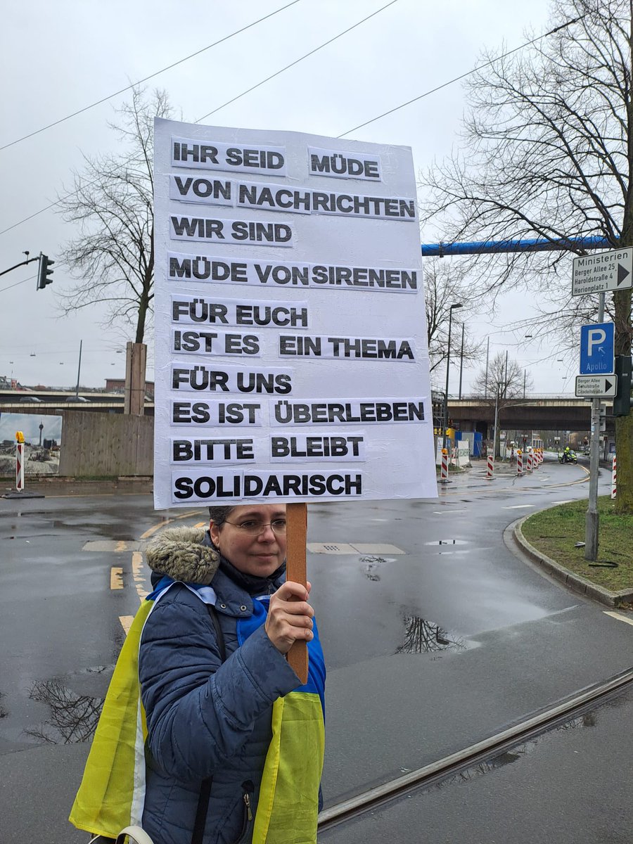 Heute auf der Demo in Düsseldorf🇺🇦

Mein Plakat trägt eine klare Botschaft: Für viele sind es Nachrichten – für die Menschen in der Ukraine ist es Überleben.

Zum Jahrestag der russischen Vollinvasion gilt: Nicht müde werden. Solidarisch bleiben💙💛

#StandWithUkraine #Düsseldorf