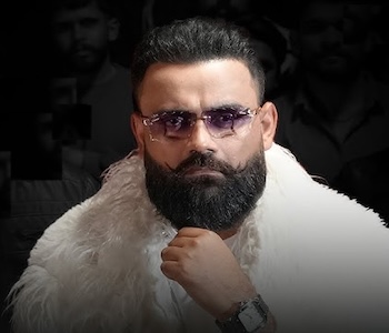 "Entry" is  the latest video by <a href="/asliAmritmaan/">Amrit Maan</a> and is the part of his newly released  three-song EP titled "HATTRICK". The project features music produced by  <a href="/DesiCrewMusic/">Desi Crew</a> also features the songs "HOUSEFULL" (featuring Sultaan) and  "Hello Makhna".

simplybhangra.com/bhangra-videos…