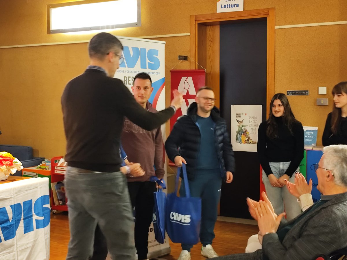 FERNANDACORREDA's tweet photo. Si è svolta l'Assemblea Annuale e il cuore della serata sono stati i nostri giovani donatori: vederli partecipare così numerosi è motivo di grande orgoglio per tutto il Direttivo.
 Donare plasma significa garantire cure vitali a chi ne ha più bisogno. 
 
#Avis #Resana #Donatori https://t.co/L5Iaf3zUwn