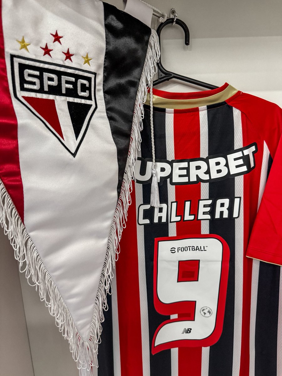 SaoPauloFC's tweet photo. ©️🇦🇷 Nosso capitão na partida de hoje!

#VamosSãoPaulo 🇾🇪 https://t.co/SvcXI8dj9j