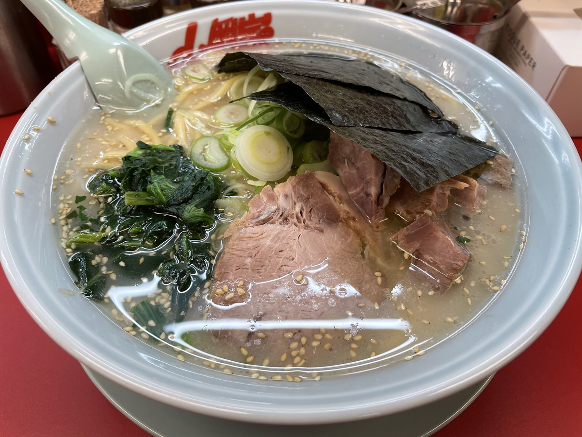 朝ごはんの山岡家塩ラーメンコロチャーシュートッピング大盛りです 