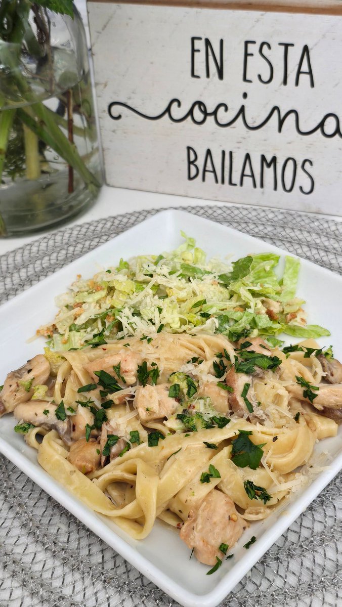 jcae2008's tweet image. Lunch vibes...
Fettuccine Alfredo &amp;amp; Salad
#CookingVibes #JdsKitchen #ChalkboardtoCuttingBoard
