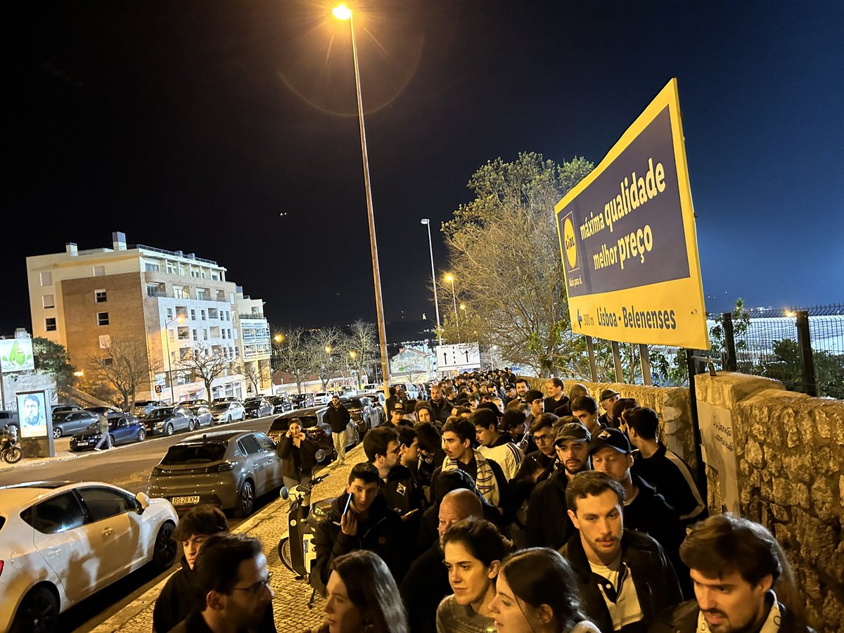 A 15’ do início do Belenenses-Académica centenas de adeptos da Briosa estavam fora do Restelo. Na Liga 3 são vendidos bilhetes a valores consideráveis para isto ser inaceitável. Junto com o que se passou em Braga, o futebol não tem pouca gente, os responsáveis é que o matam