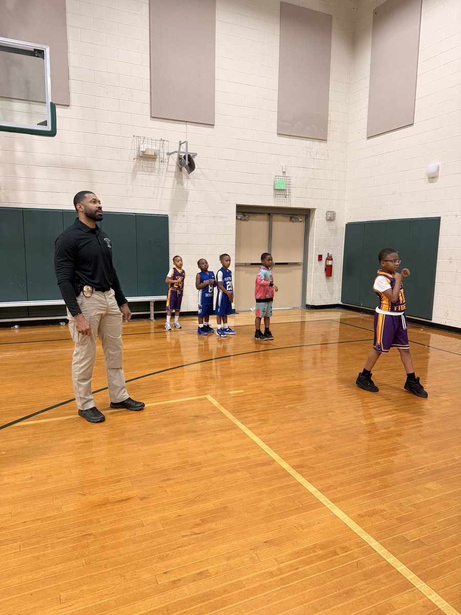 BhamPolice's tweet photo. Supporting our youth, strengthening relationships, and making memories one game at a time. 💙
#PATBasketball #CommunityPolicing #BuildingTrust #BirminghamYouth #PoliceAndCommunity #MentorshipMatters #Teamwork #StrongerTogether #BirminghamAL #YouthEngagement https://t.co/hrFYmk9Ga3