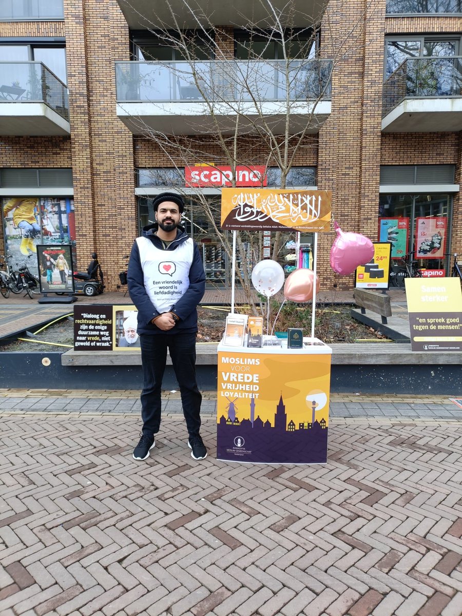 AMJArnhem's tweet photo. Vandaag hebben we als Arnhem Jamaat twee boekenkramen gehouden in Zutphen en Zevenaar. We deelden Jamaat-literatuur uit en gaven ballonnen aan kinderen. Mooie gesprekken gevoerd en een positieve sfeer mogen ervaren. 🙏✨ https://t.co/scnFrXLro7