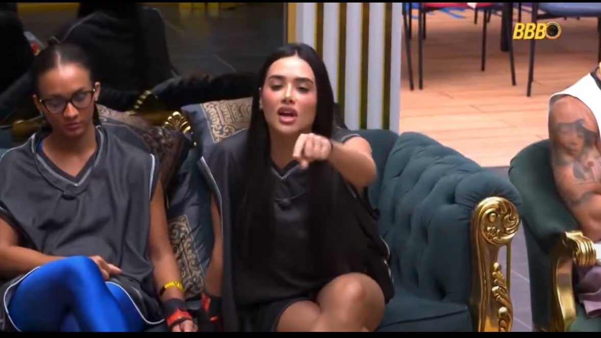 barbiecomentaa's tweet photo. Eu to chocado que ela já tem medo de absolutamente NINGUÉM nessa casa e hoje ela provou isso peitando um grupão de 10 pessoas SOZINHA uma participante perfeita para reality só não é enaltecida porque não lambe a ana paula. https://t.co/FV7qbwFSRz