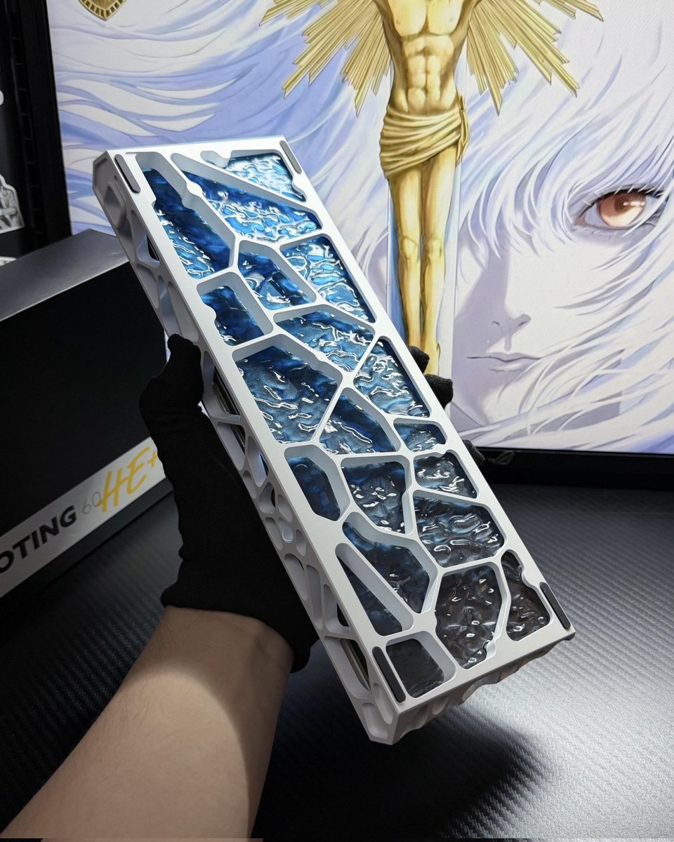 setuprio's tweet image. Clean &amp;amp; Creamy. ☁️✨

​• Wooting 60HE+
• Holy60 Case
• XVX Jelly R2 Caps

​Pure performance. ⚡️
#xvx #keyboard #desksetup #wooting #keycaps