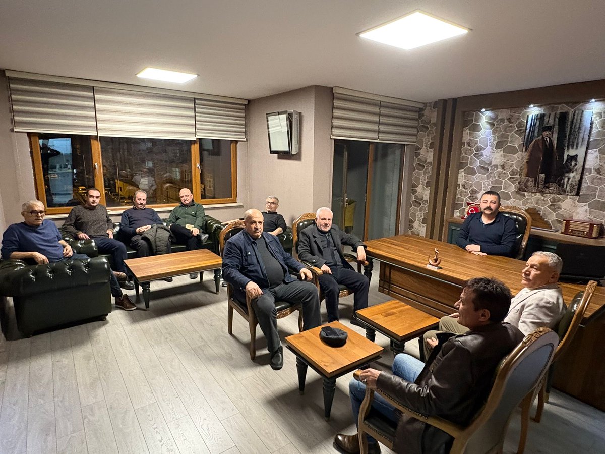 İftar sonrası ziyaretleri ile bizleri mutlu eden eski günleri verilen mücadeleleri çay sohbetleri ile güzel bi anı olarak hayatımızda hep yeri olan İYİ Parti İl başkanımız Nuri Araz bey ve Yönetim kurulu dostlarımız ile birlikte ofisimizde bizleri ettikleri için teşekkür ederim