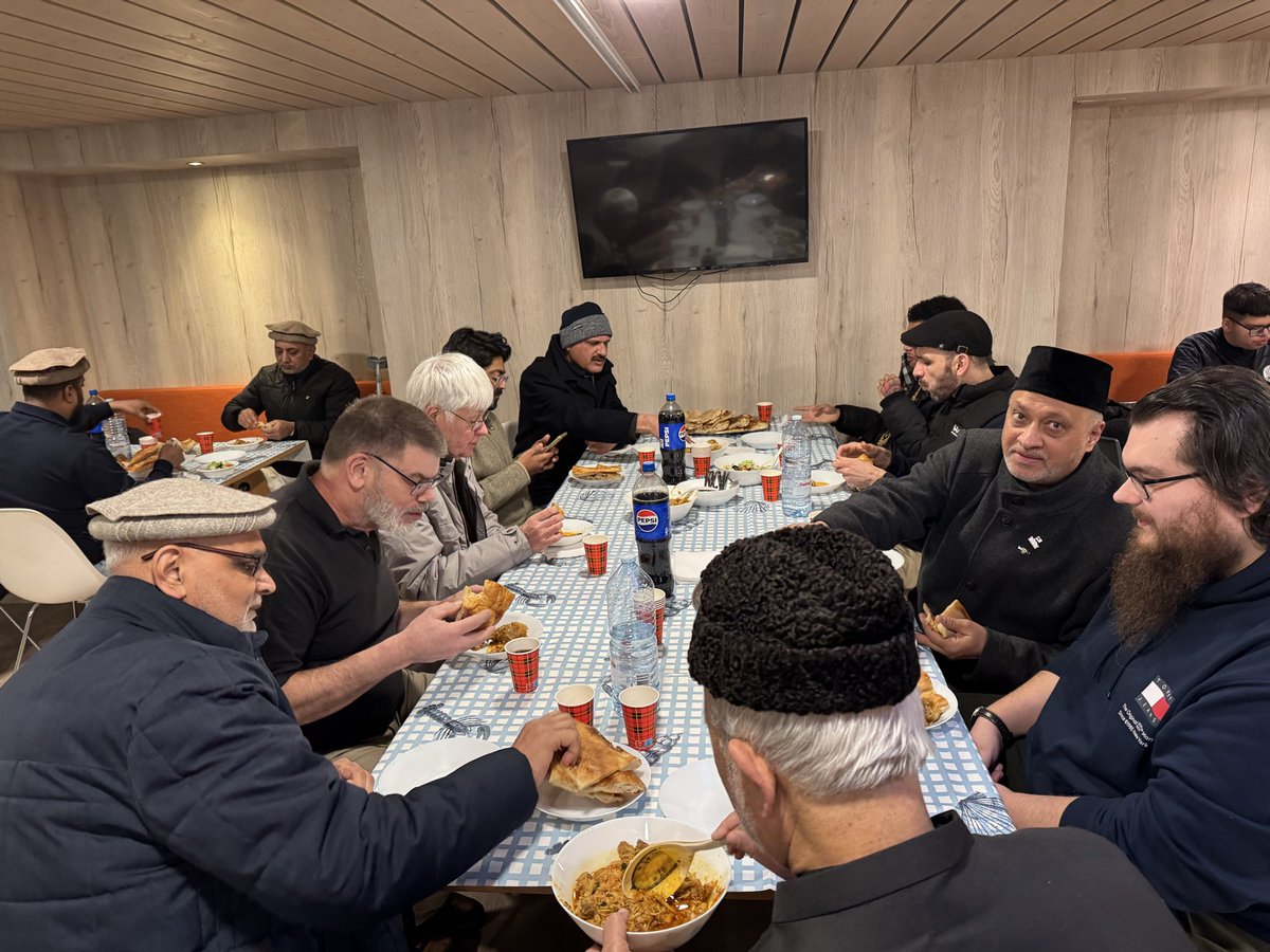 AMJArnhem's tweet photo. Vanavond organiseerden we Jalsa Youm-e-Musleh Maud met iftar in Arnhem. Ongeveer 140 leden en 6 gasten waren aanwezig. Een mooie en inspirerende bijeenkomst. Dankbaar voor deze gezegende dag. 🌙 https://t.co/KuJlLRph2m