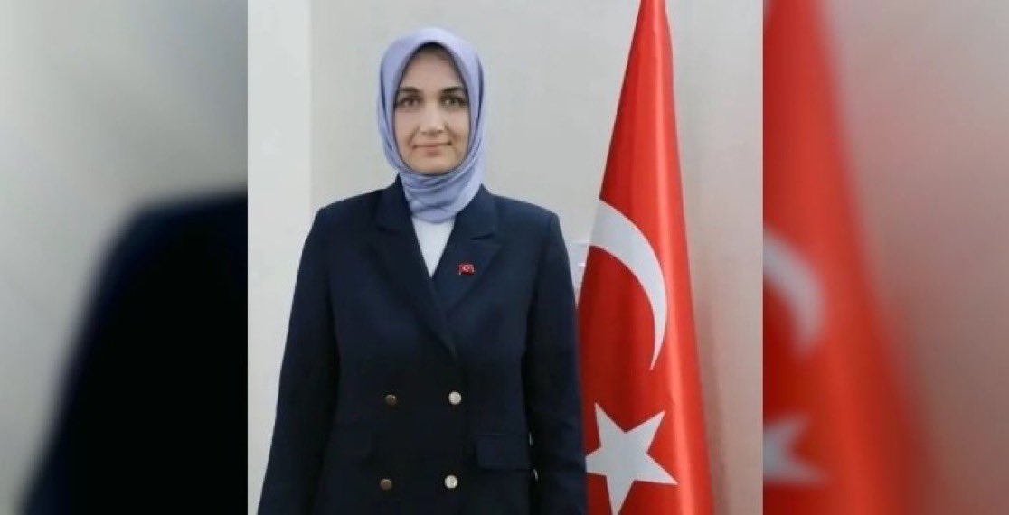 CokYasaaa's tweet image. En Turquie, Kübra Güran Yiğitbaşı est devenue la première vice-ministre de l’intérieur voilée.

En France, elle n’aurait pas faire accompagnatrice lors d’une sortie scolaire.
