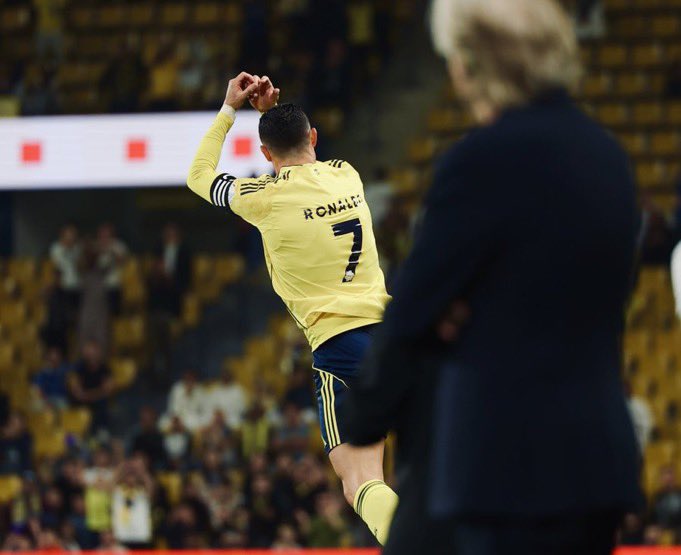 يحق لجماهير العالم ان 
تعشق النصر تميز امانه شرف 
وشغف الف مليون مبروك جماهير النصر 💛💙
