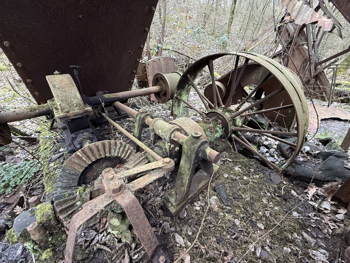 WurfTwain's tweet image. België, het land met vele heerlijke urbex plekken. Hier de in 1977 afgedankte kleibaggeraar in het Steengelaag bij Stekene. De vergankelijkheid mooi in beeld. #urbex #belgië #fotografie