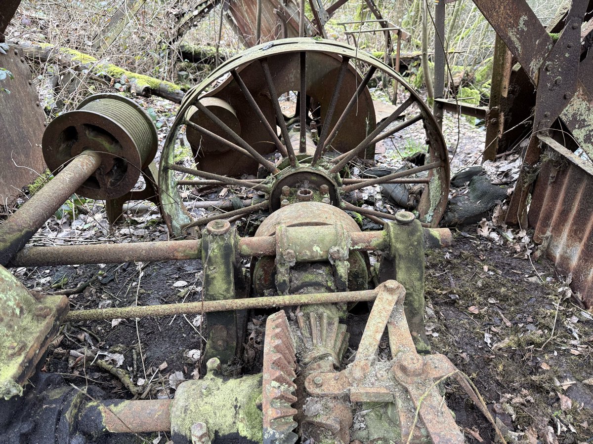 WurfTwain's tweet image. België, het land met vele heerlijke urbex plekken. Hier de in 1977 afgedankte kleibaggeraar in het Steengelaag bij Stekene. De vergankelijkheid mooi in beeld. #urbex #belgië #fotografie