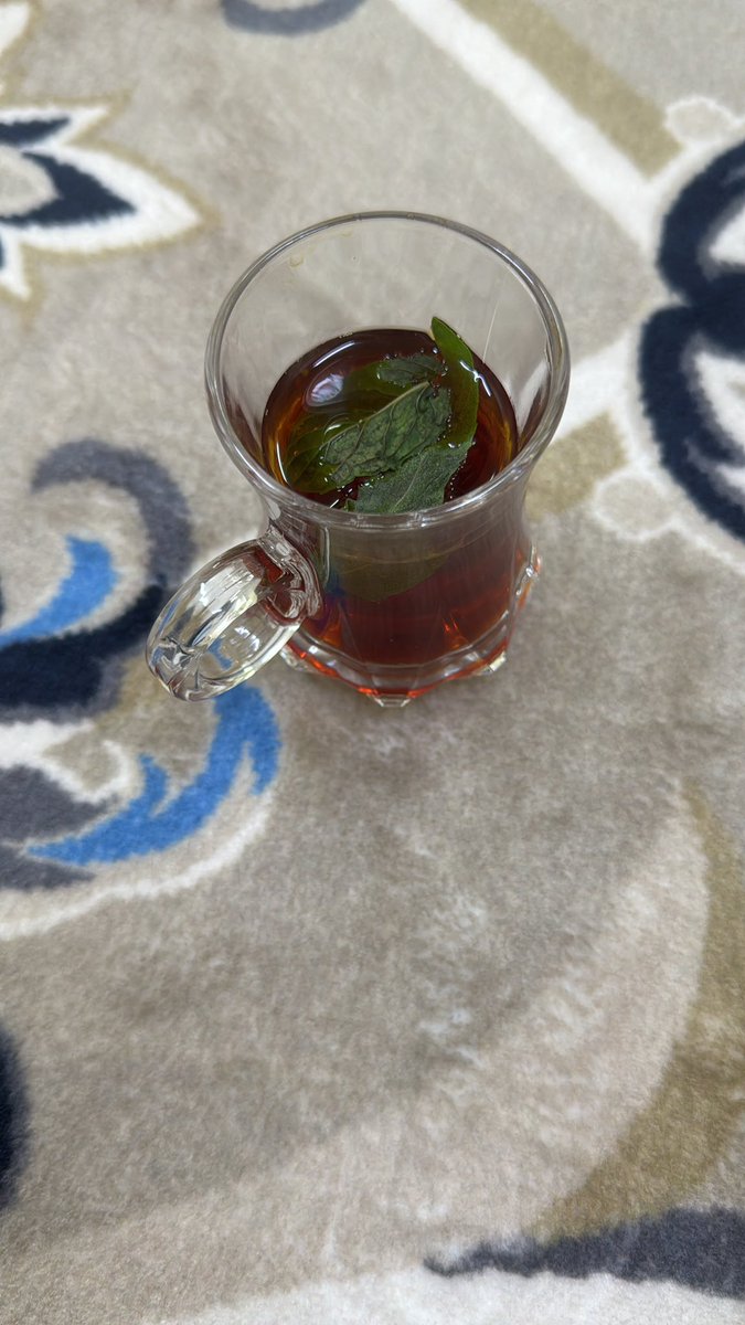 اما عطوني شاهي فيه نعناع 
ولا عطوني كاس فيه اسبريسو ☕️